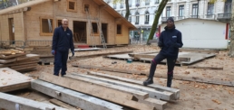 2 salariés d'INTERMED participe à la construction et à la décoration des chalets pour le marché de Noël de Besançon.