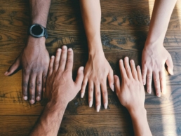 Photographie illustrant la notion de diversité et d'inclusion, valeurs fondamentales d'INTERMED;