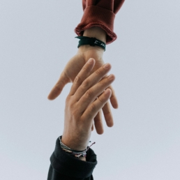 Photographie d'une main tendue serrant une autre main. C'est la métaphore de la main tendue par l'accompagnement socio-professionnel d'INTERMED à ses salariés, mais aussi une métaphore de la main tendue par les organismes de formation pour renforcer ses compétences dans un secteur.