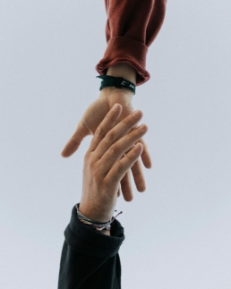 Photographie d'une main tendue serrant une autre main. C'est la métaphore de la main tendue par l'accompagnement socio-professionnel d'INTERMED à ses salariés, mais aussi une métaphore de la main tendue par les organismes de formation pour renforcer ses compétences dans un secteur.