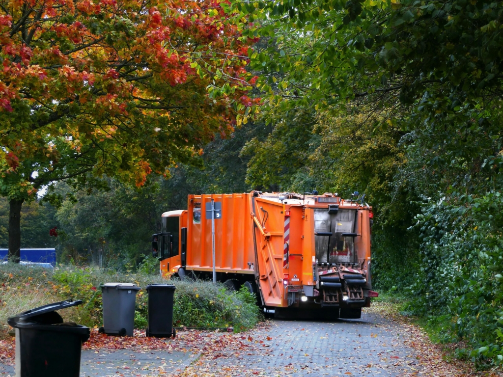Camion poubelle dans lequel les agents ripeurs.euses chargent les ordures ménagères contenues dans les conteneurs poubelles.