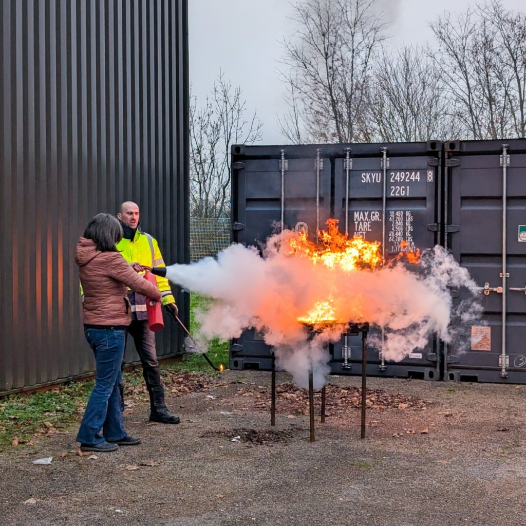 Violaine Hincelin, comptable chez Intermed, tente d'éteindre un départ de feu volontaire dans le cadre d'un exercice de prévention/gestion contre les incendies