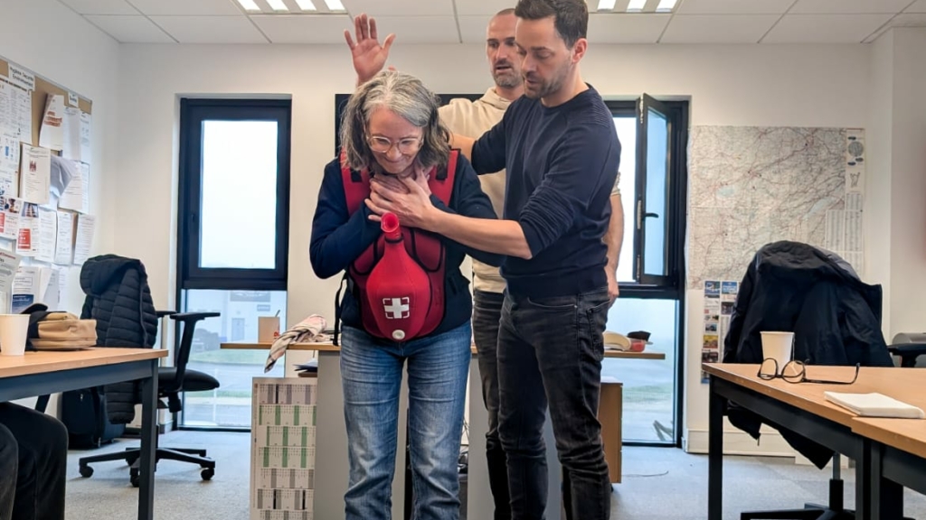 Arnaud Demesy et Myriam Seurre, accompagnants socio-professionnels chez Intermed, participent à l'exercice d'évacuation des voies respiratoires partiellement ou totalement encombrées