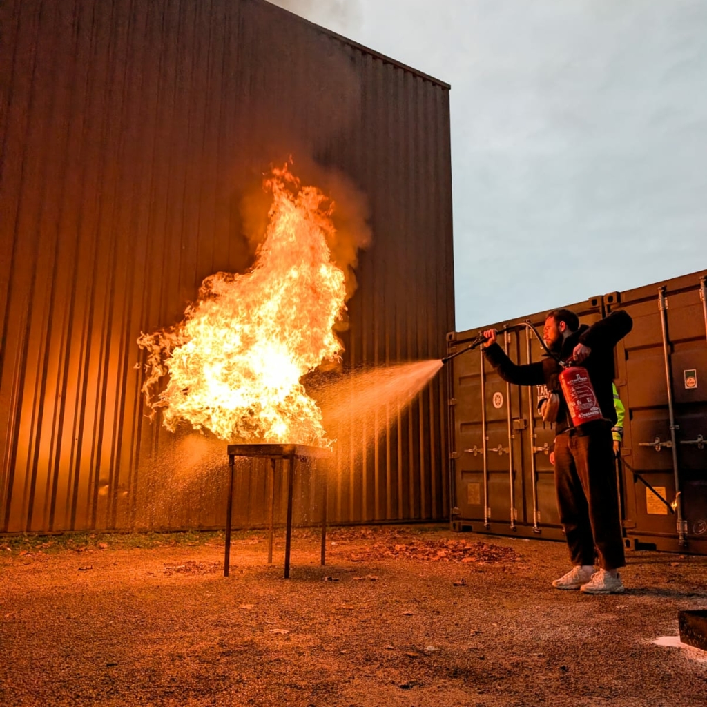 Elouan Fouchey, Chargé de développement chez Intermed, tente d'éteindre un départ de feu volontaire dans le cadre d'un exercice de prévention/gestion contre les incendies