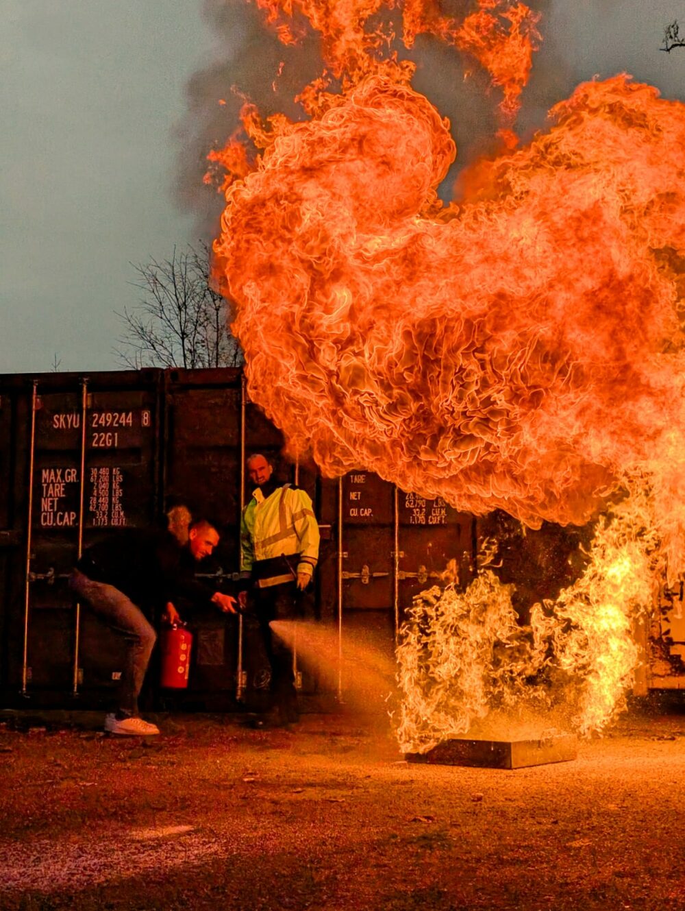 Rodolphe Bourgeois, chargé de placement et de recrutement à Intermed, a pu tester (avec le reste de l'équipe), un extincteur à eau dans le cadre d'un atelier d'extinction de feu volontaire.