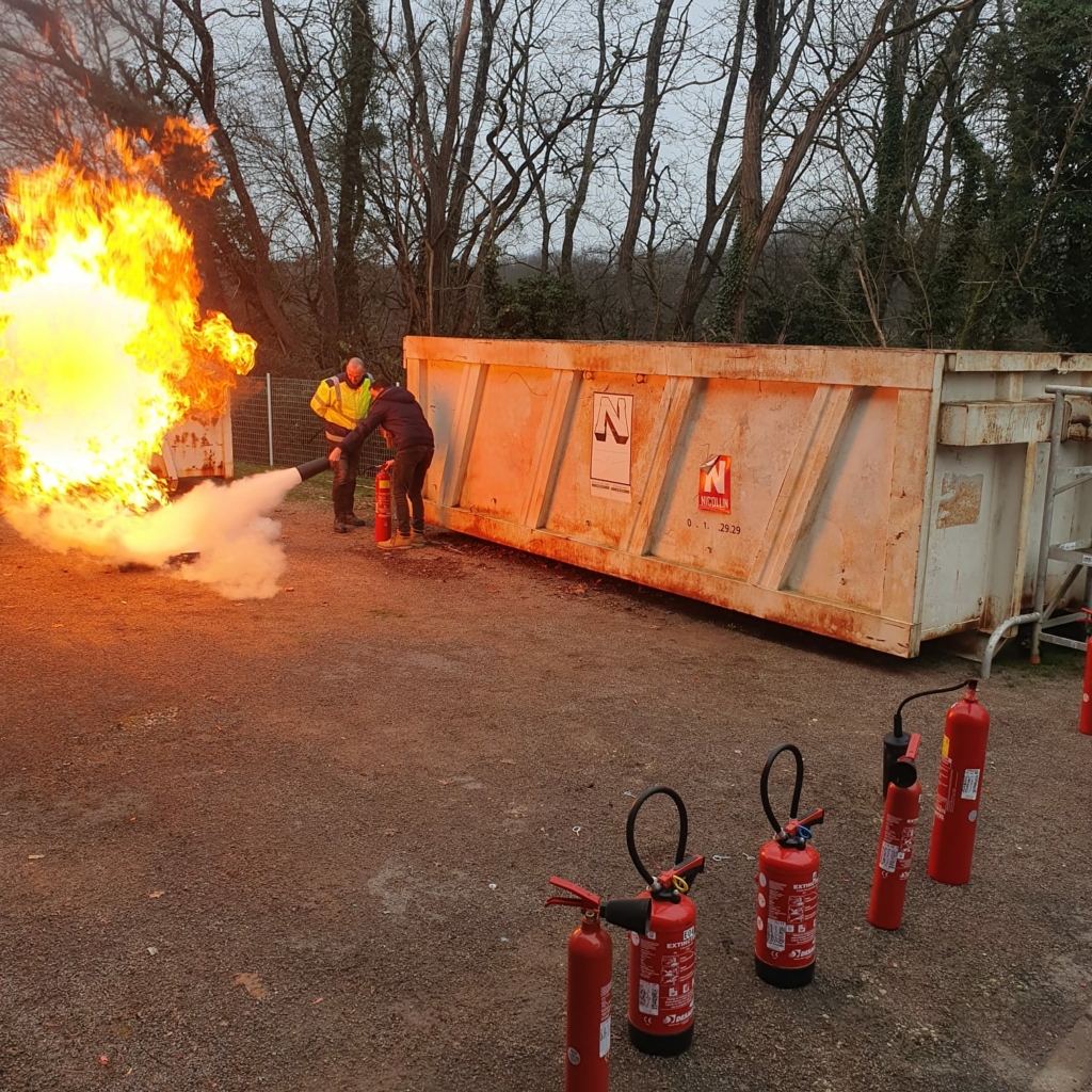 Arnaud Demesy, accompagnant socio-professionnel chez Intermed, tente d'éteindre un départ de feu volontaire dans le cadre d'un exercice de prévention/gestion contre les incendies