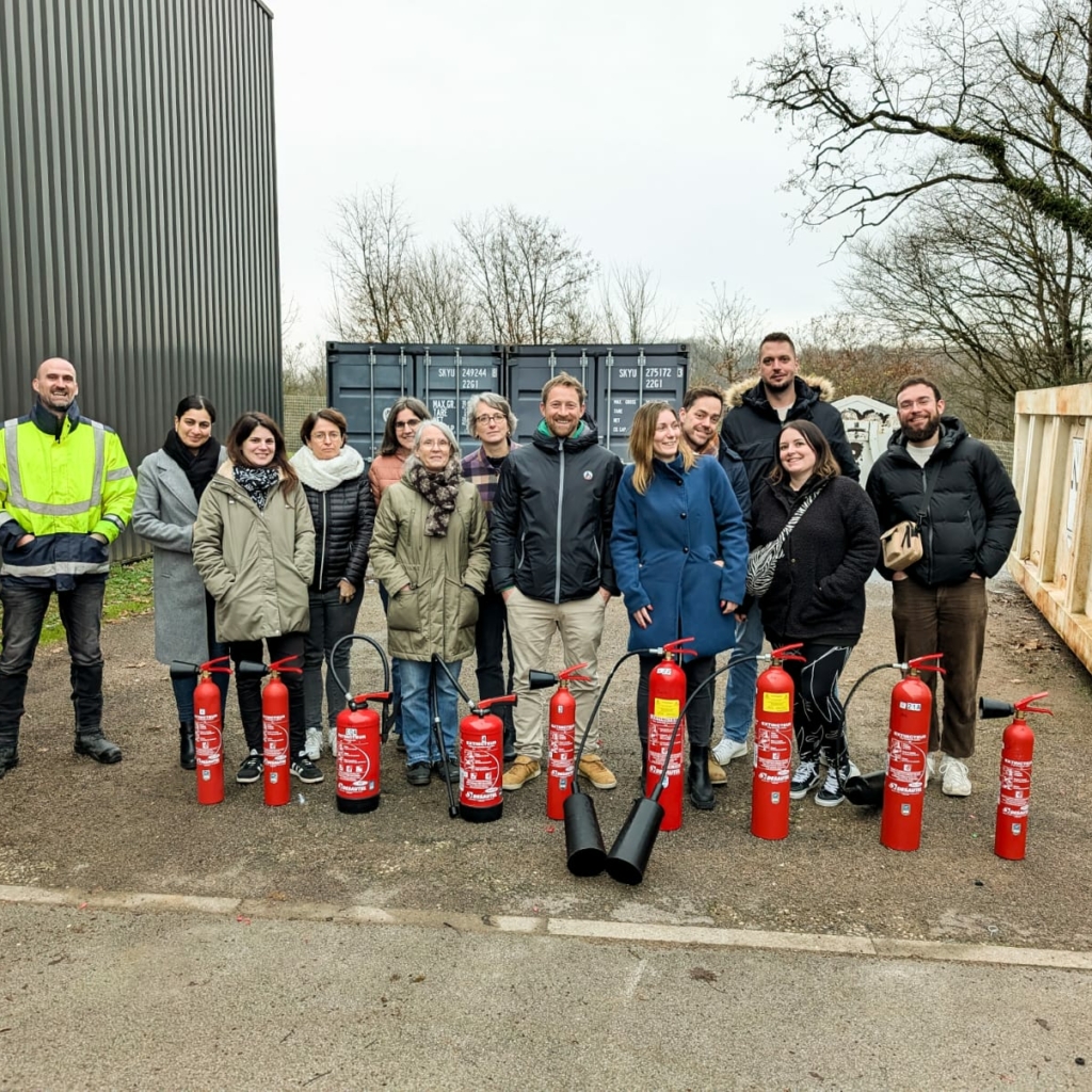 L'équipe d'Intermed au complet durant la formation sur les gestes de premiers secours et la prévention/gestion des incendies à Saint-Vit, dans le Doubs.