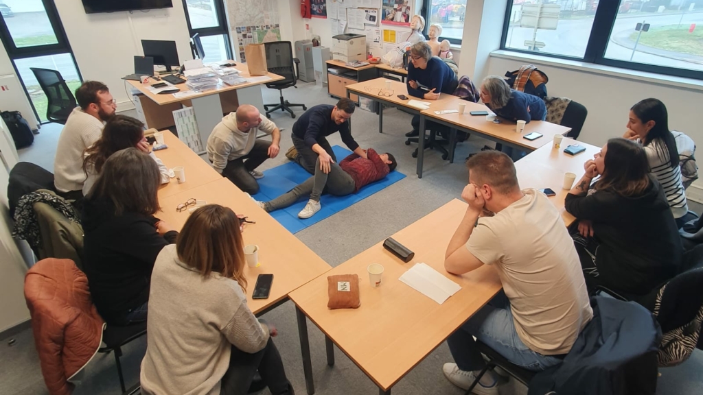Toute l'équipe d'Intermed est attentive durant l'exercice sur la mise en place de la position latérale de sécurité (PLS).