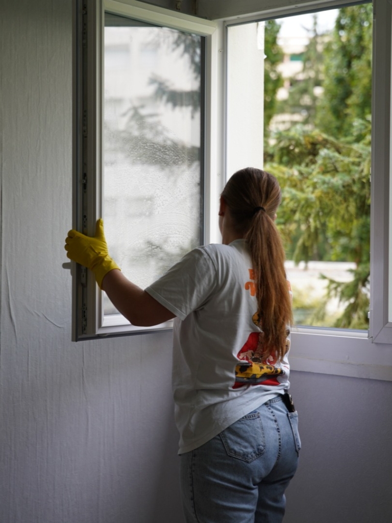 Salari&eacute;e en parcours d'insertion chez INTERMED nettoyant un logement vacant Habitat 25 dans le cadre du March&eacute; Public avec INTERMED