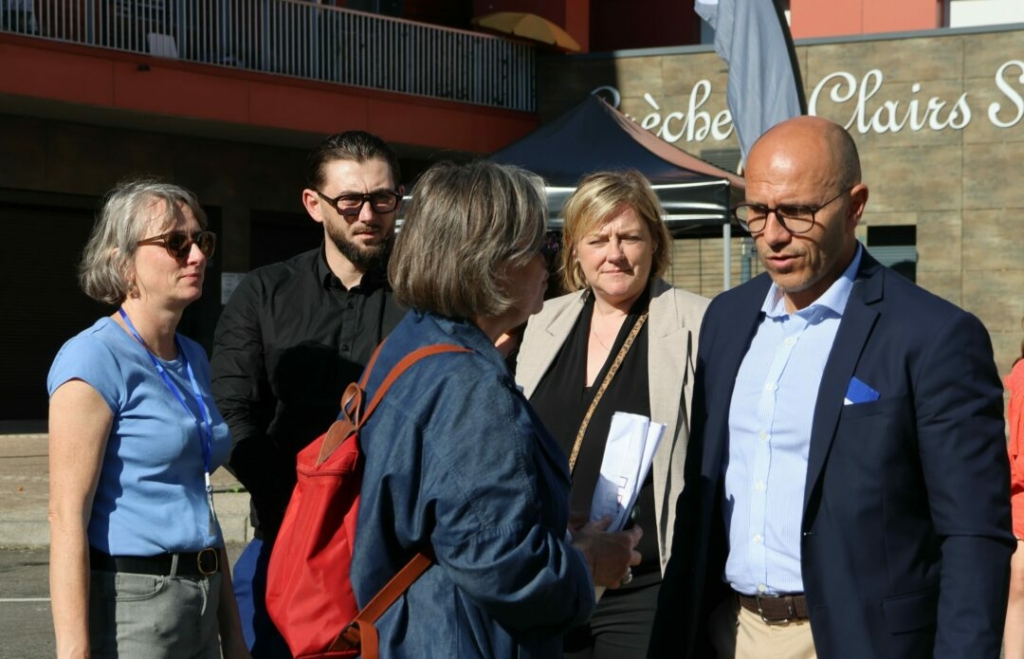 Photographie du Maire de Besançon Ludovic Fagaut et d'autres élus de la Ville de Besançon, assistant à l'événement Place aux Choix Solidaires & Durables, ce samedi 25 avril 2026.