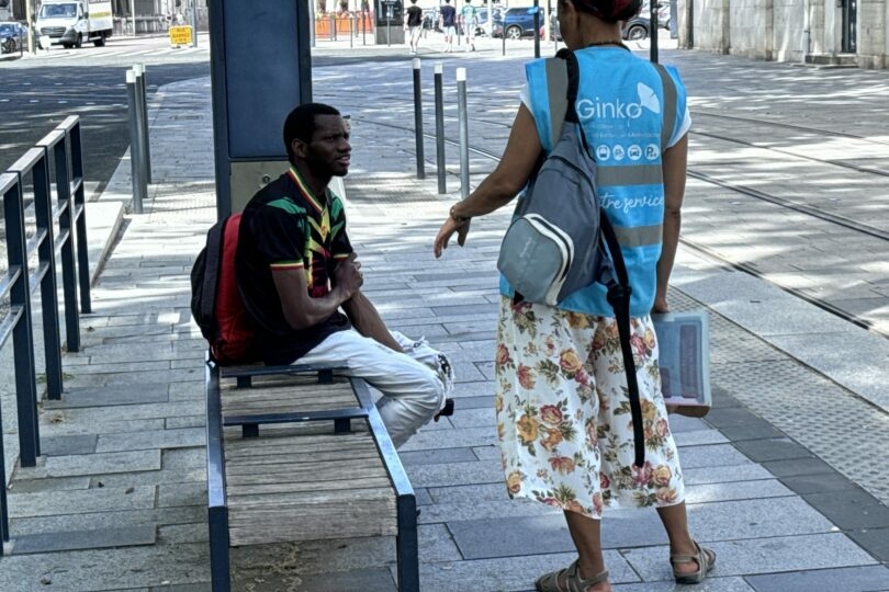 Photographie d'une salari&eacute;e d'INTERMED durant sa mission d'information voyageurs aupr&egrave;s de Keolis Besan&ccedil;on Mobilit&eacute;s