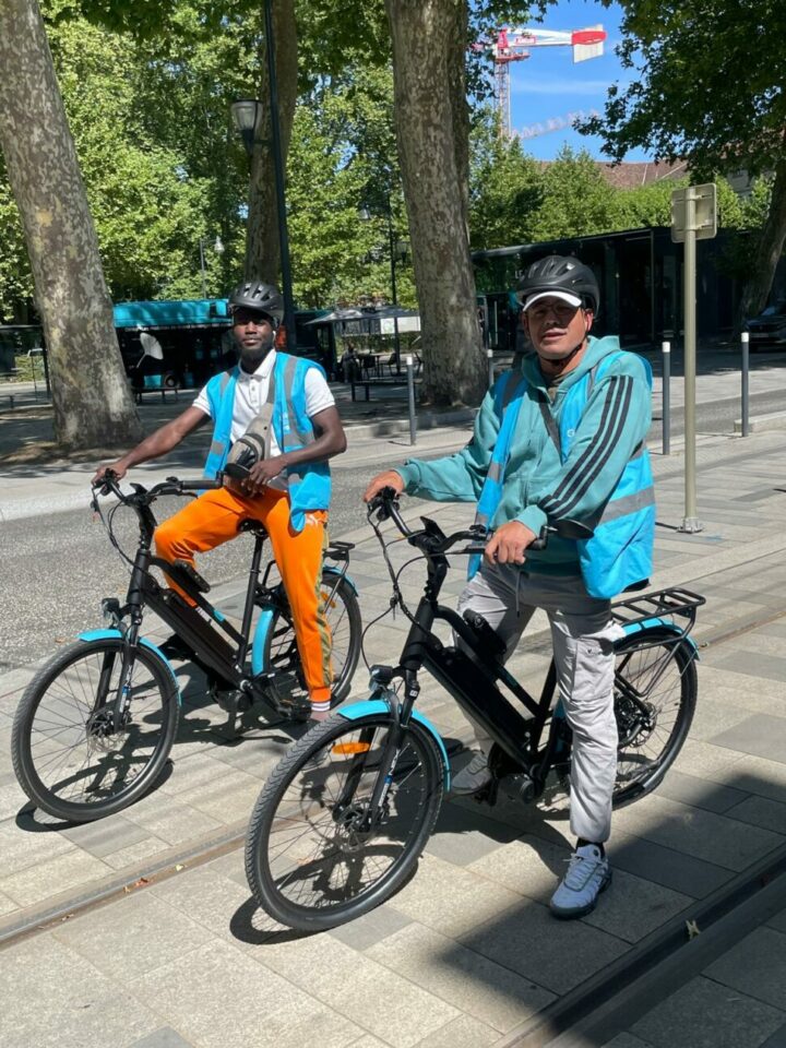 Photographie de deux salari&eacute;s d'INTERMED &agrave; v&eacute;lo durant leur mission d'information voyageurs aupr&egrave;s de Keolis Besan&ccedil;on Mobilit&eacute;s